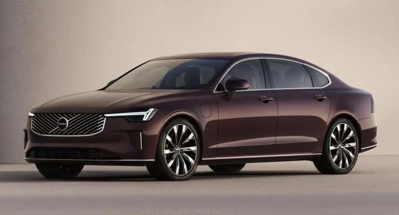 Novo Volvo S90 parado de frente com fundo neutro