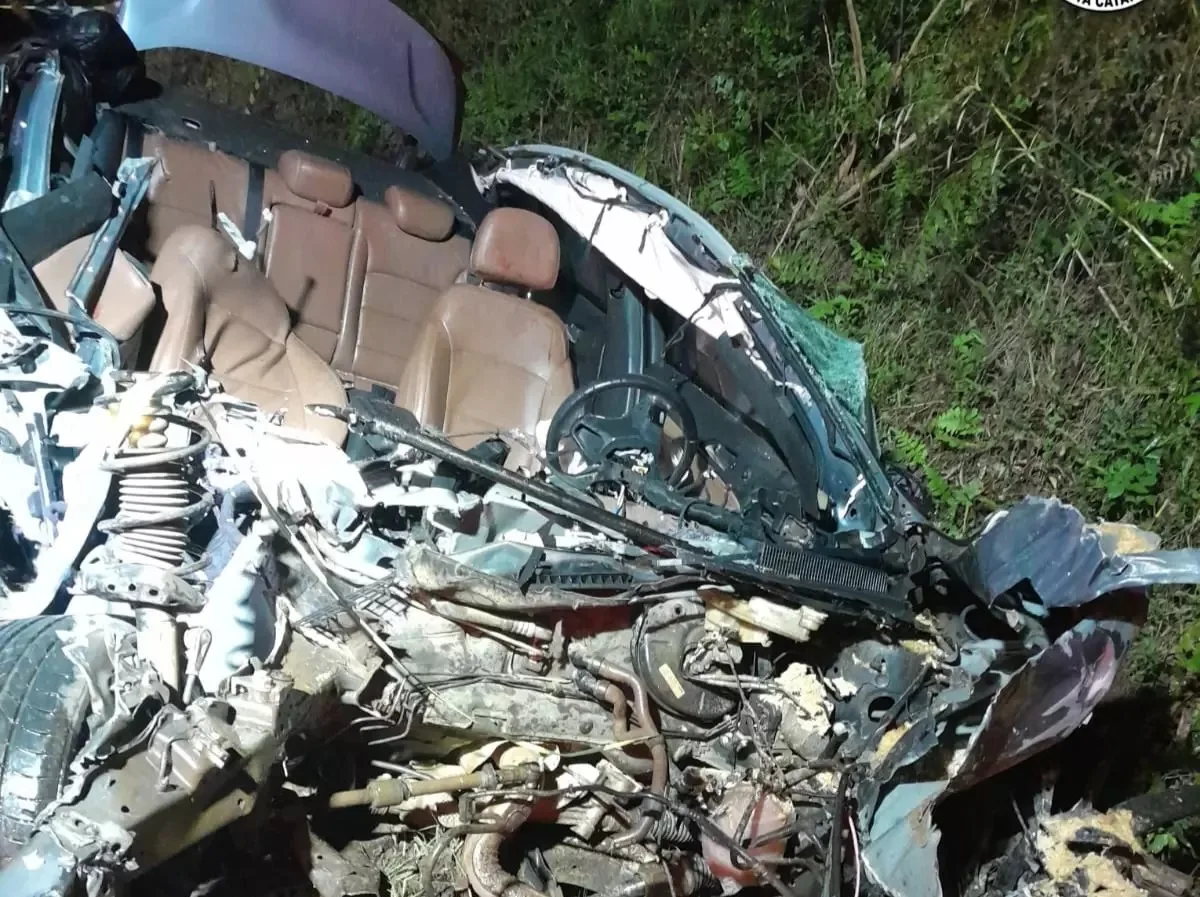 Carro destruído após acidente envolvendo trator