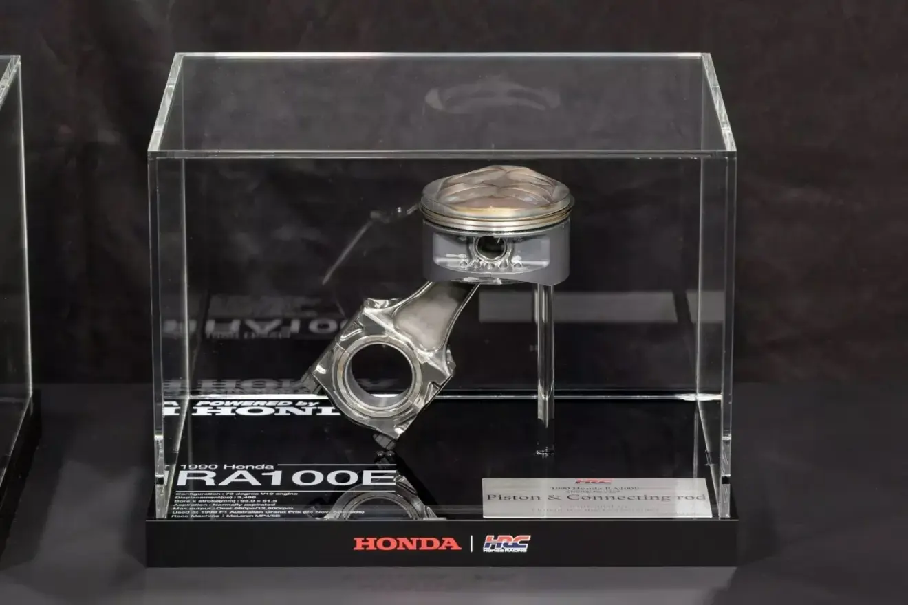 Componentes de motor da Honda protegido por caixa de vidro