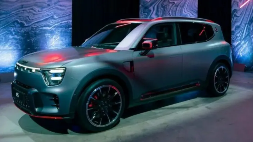 Smart #5 Brabus cinza com detalhes pretos e vermelhos, visto de lado