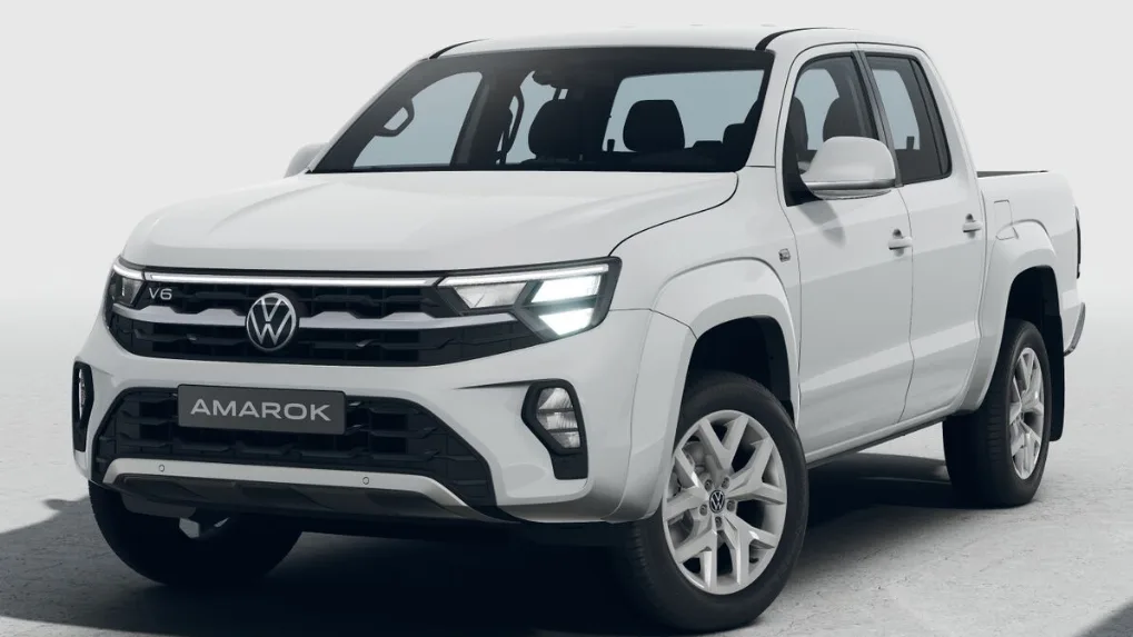 Volkswagen Amarok Highline V6 2025 branca, com faróis acesos e vista de frente
