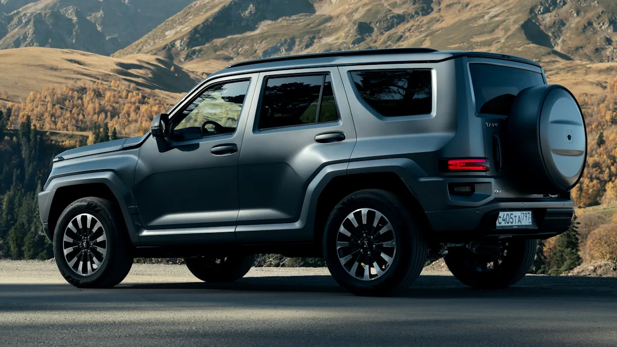 GWM Tank 700 cinza de traseira