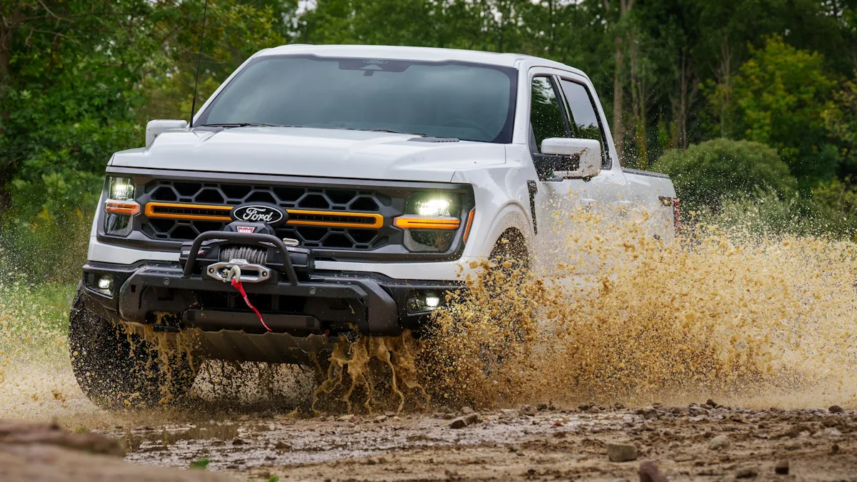 Ford F-150 Tremor branca de frente passando por um lamaçal