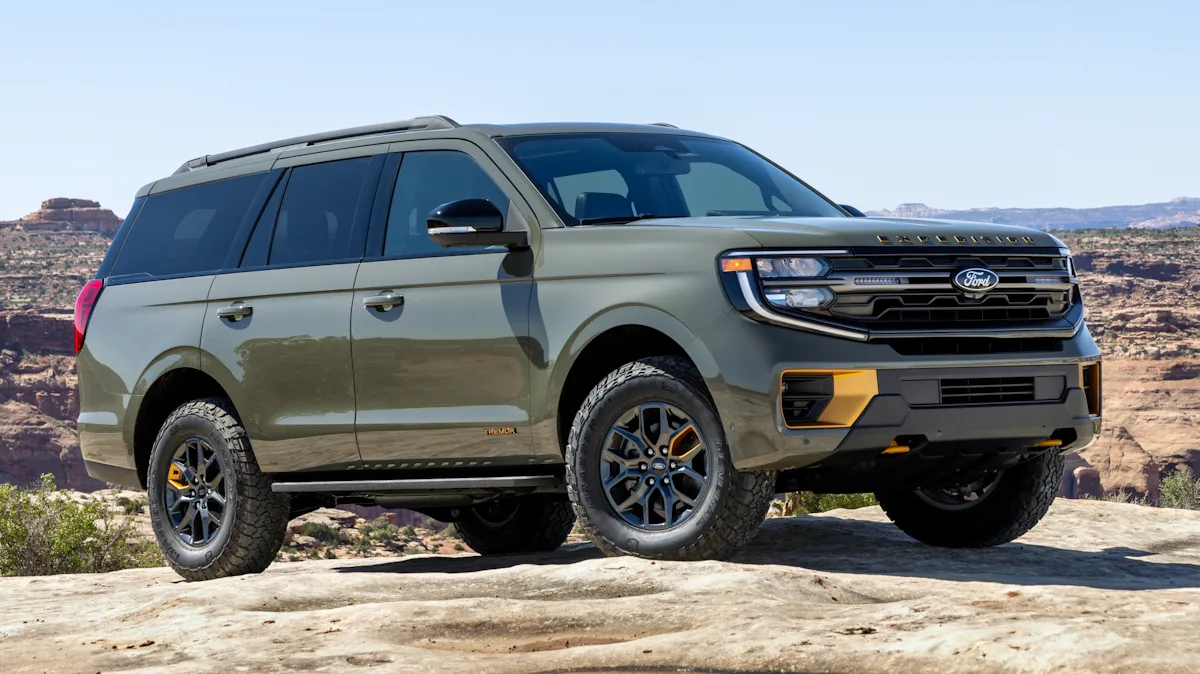 Ford Expedition Tremor verde de frente