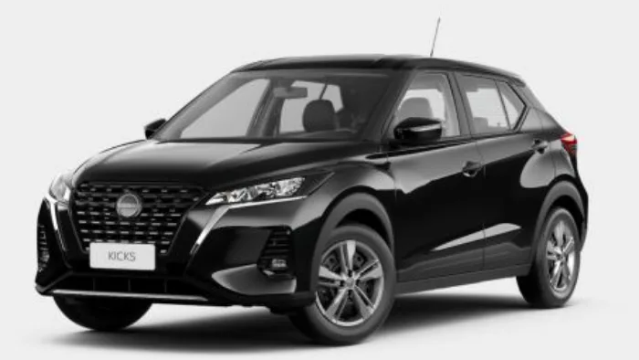Nissan Kicks Play Active Plus preto, visto de lado e com fundo branco