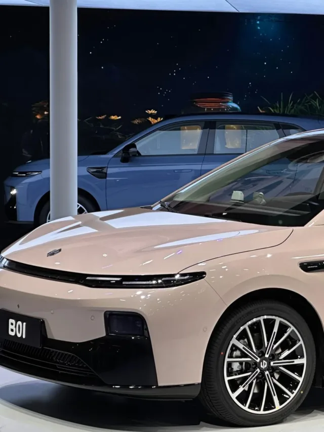 Leapmotor B01 bege parado de frente no Salão da China
