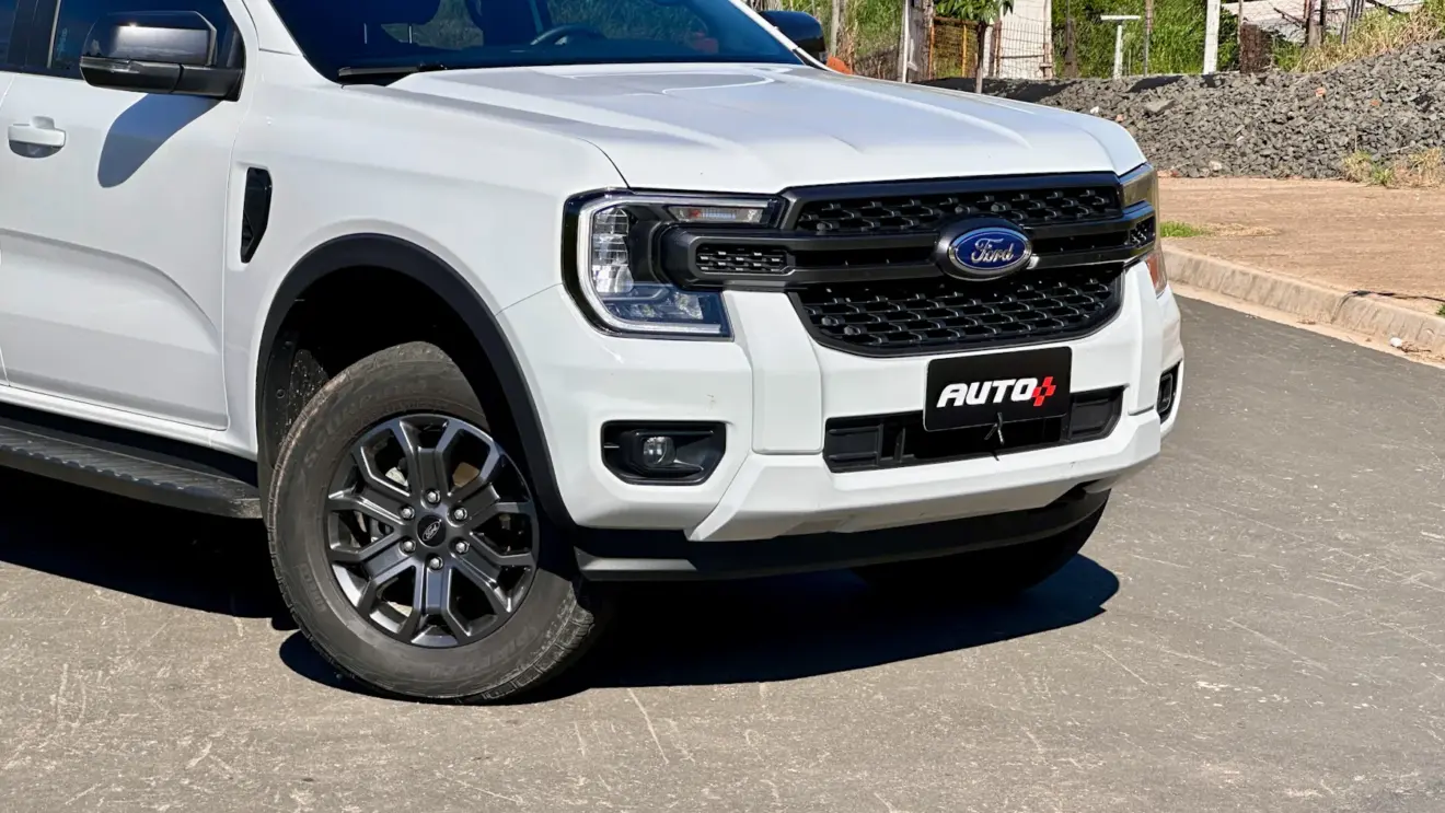 Ford Ranger Black de frente mostrando em destaque os faróis full-LED, as rodas de liga-leve cinza e a grade frontal escura