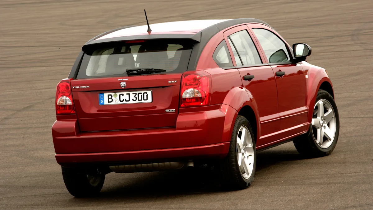 Dodge Caliber vermelho de traseira