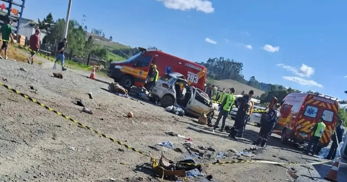 Acidente na BR-470 com Volkswagen Fox destruído e ambulância ao redor