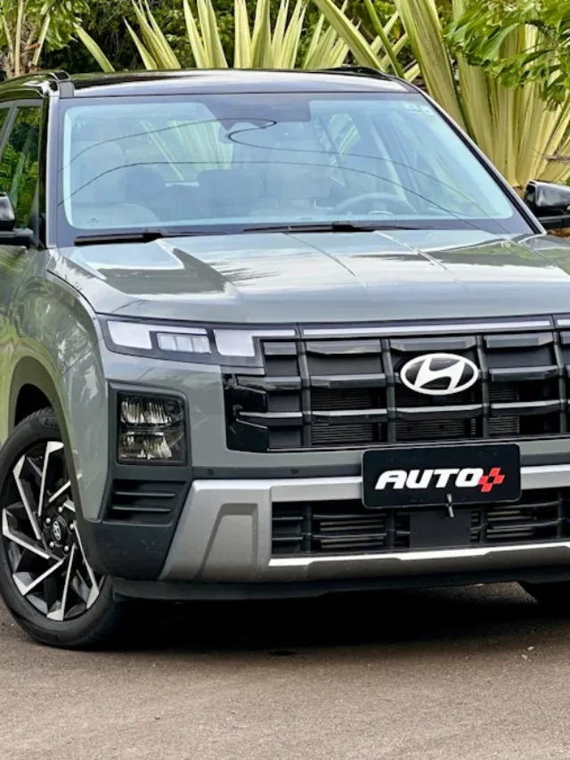 Hyundai Creta Ultimate cinza com teto preto estacionado mostrando a frente com um jardim ao fundo - Diferenças de um Facelift reestilização e nova geração