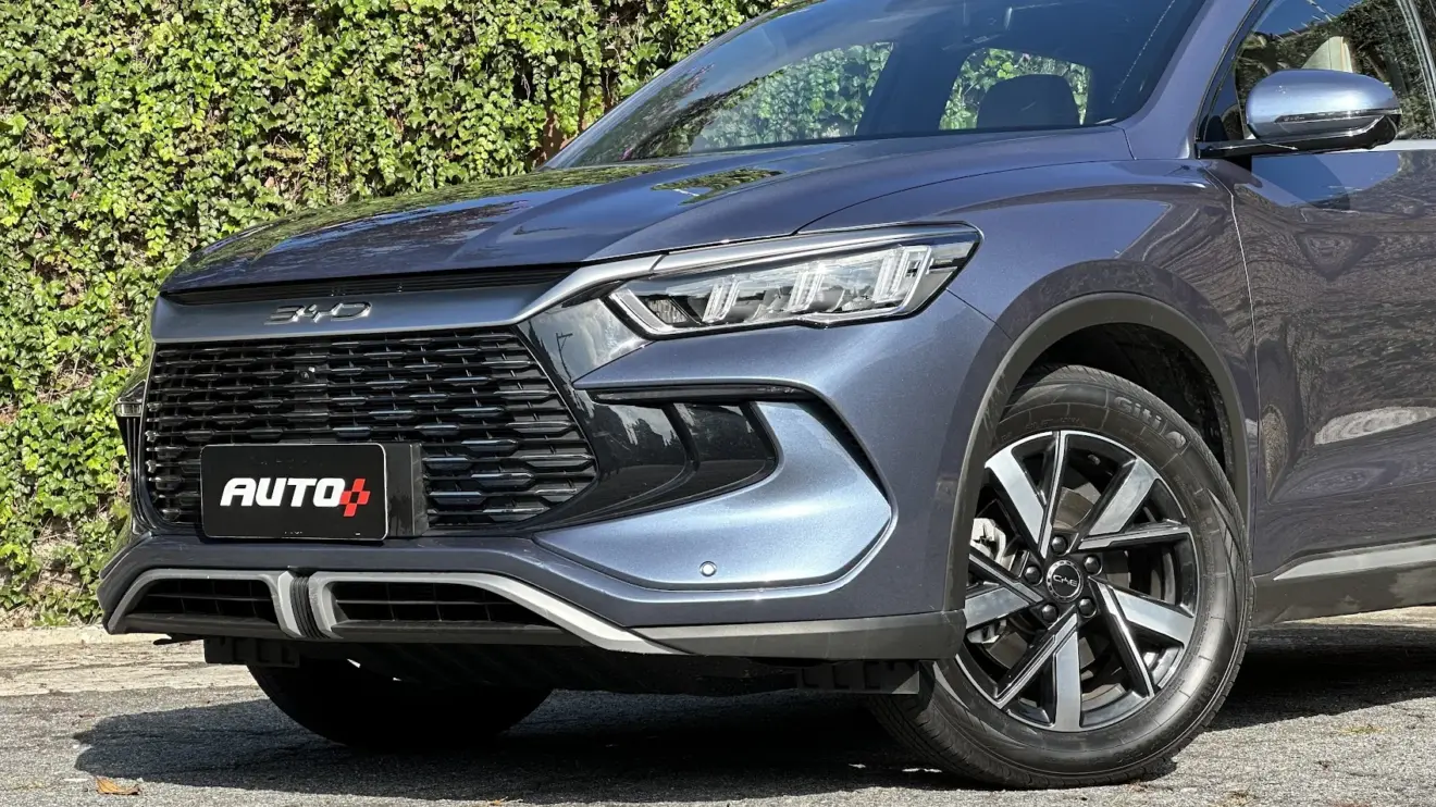 Detalhe da dianteira do BYD Song Pro DM-i