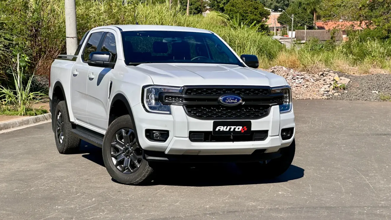 Ford Ranger Black branca parada de frente