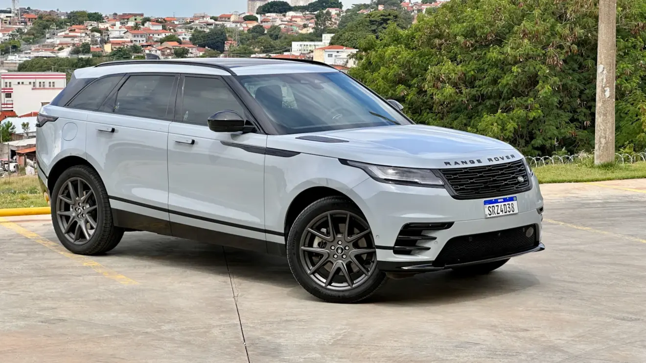 Land Rover Range Rover Velar prata de traseira com uma cidade ao fundo