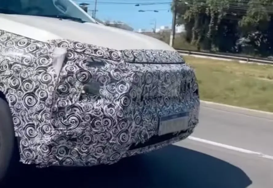 Fiat Toro 2027 flagrada com a dianteira camuflada