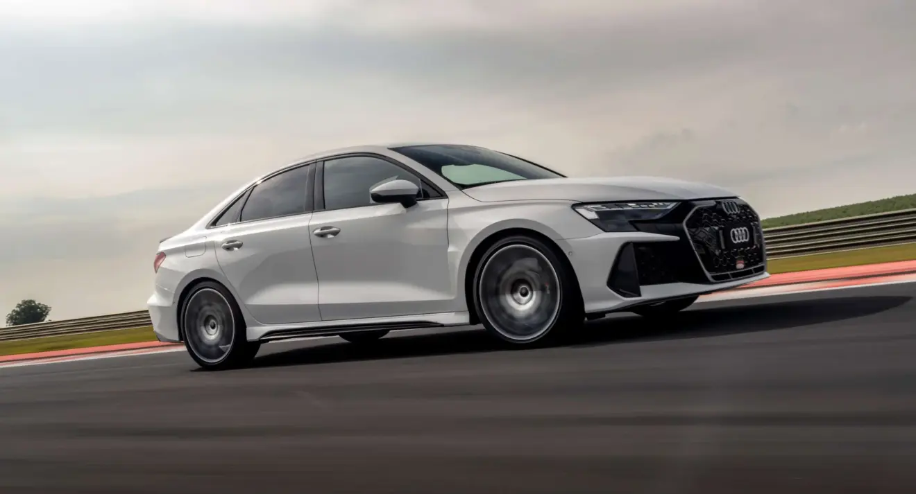 Audi RS 3 Sedan Track branco de lateral andando na pista