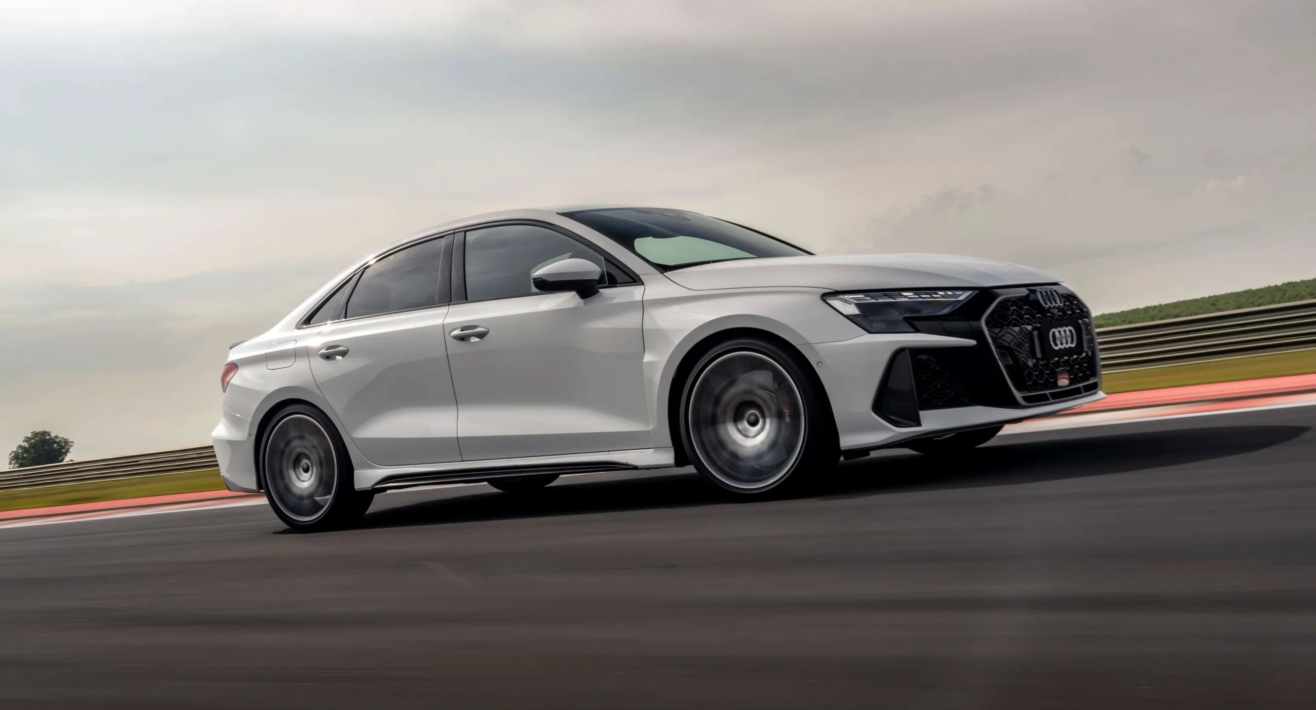 yUubAuHE-Audi-RS3-Sedan-Track-