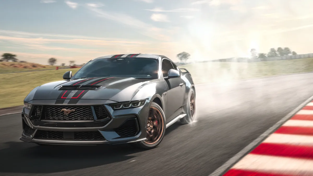 Ford Mustang Manual fritando pneu em uma pista