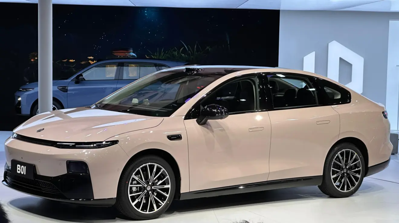 Leapmotor B01 bege parado de frente no Salão da China