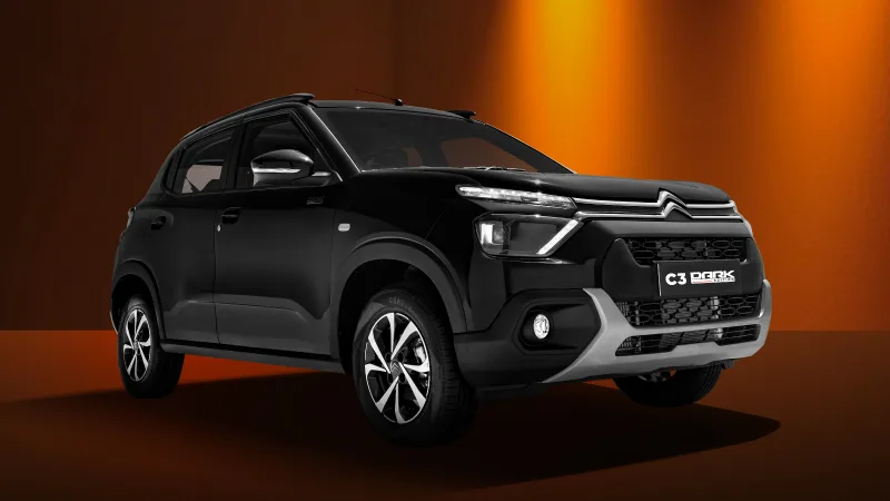 Citroën C3 Dark Edition preto de frente em um fundo laranja
