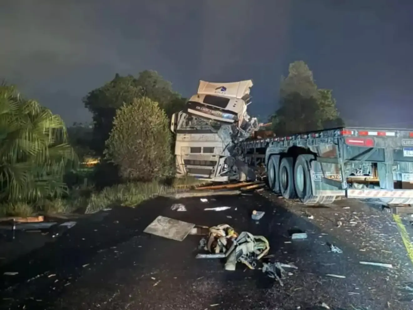 Acidente entre caminhões na BR-470