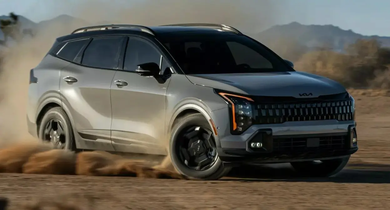 Novo Kia Sportage cinza andando na terra