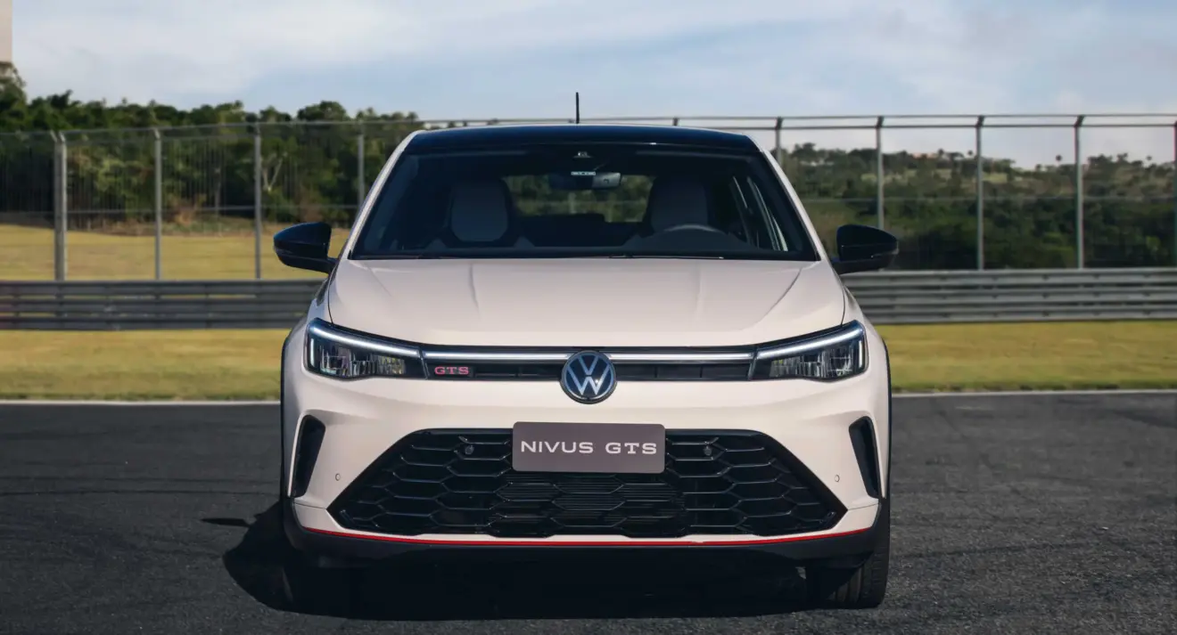 Volkswagen Nivus GTS branco parado de frente