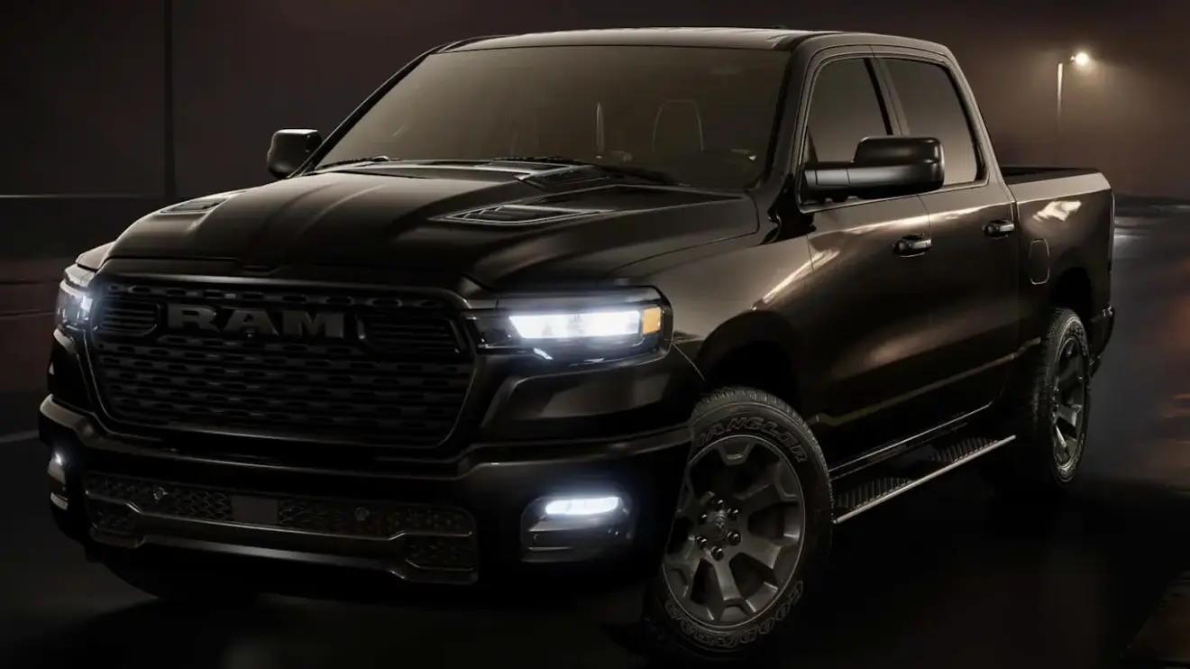 Vista lateral da Ram 1500 Express preta com faróis acesos