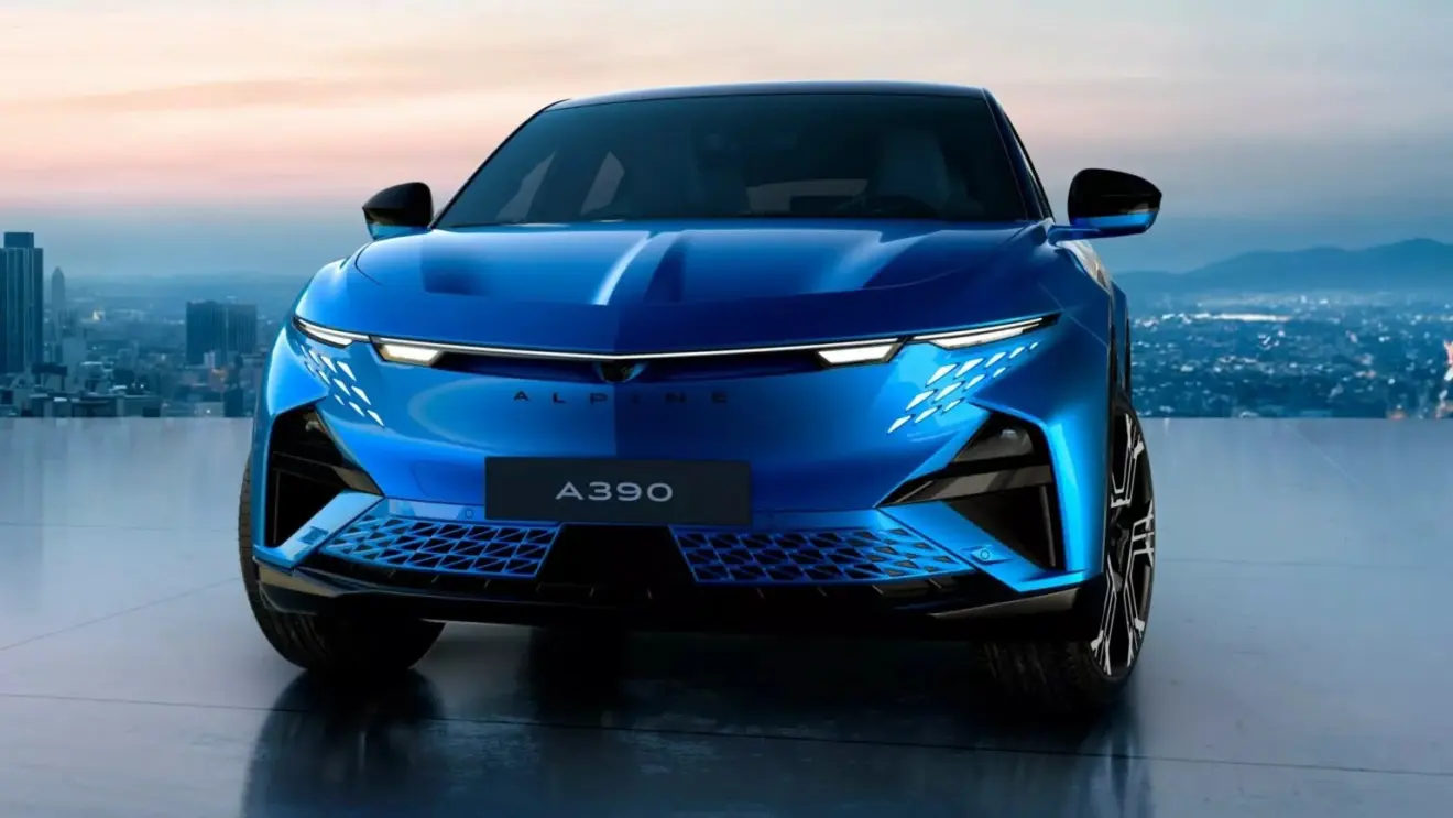 Alpine A390 azul com detalhes preto visto de frente e com faróis acesos