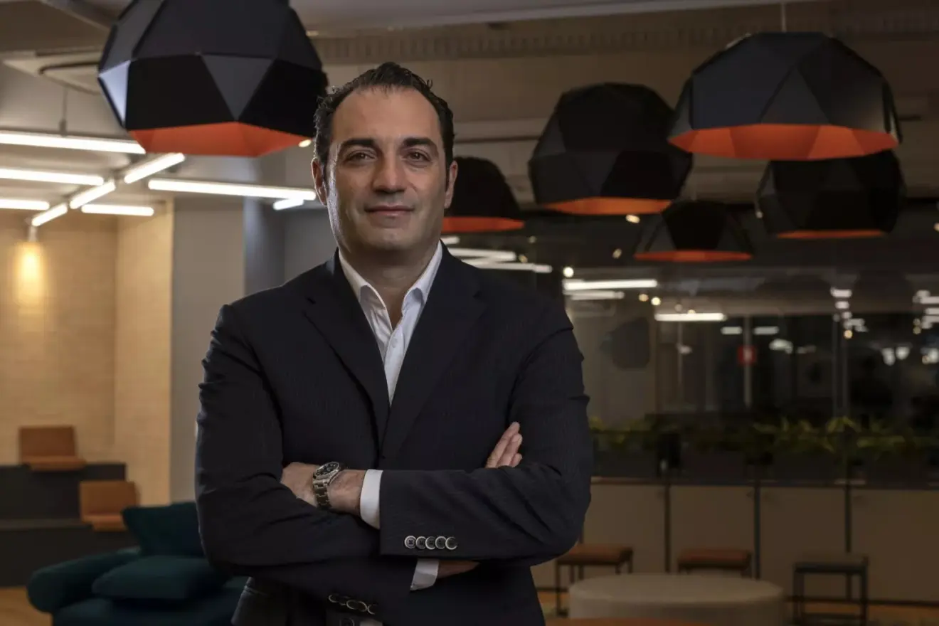 Antonio Filosa com terno preto e luminárias ao fundo