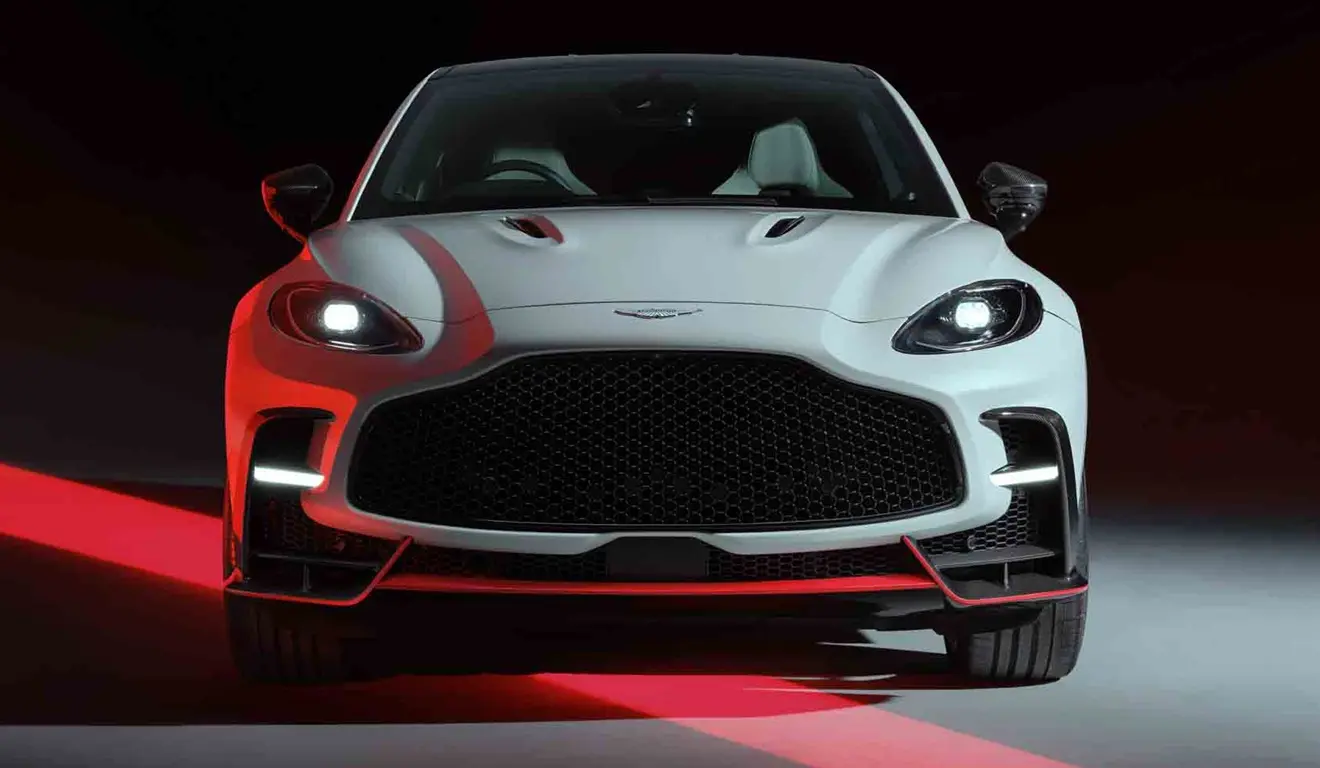 Imagem mostra o novo DBX S, novo SUV da Aston Martin de frente