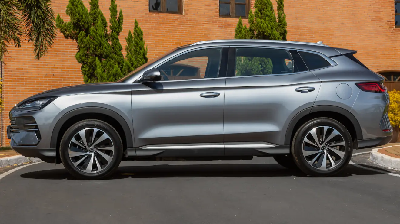 BYD Song Plus reestilizado prata visto de lado