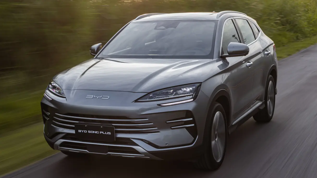 BYD Song Plus reestilizado prata visto de frente e com faróis acesos