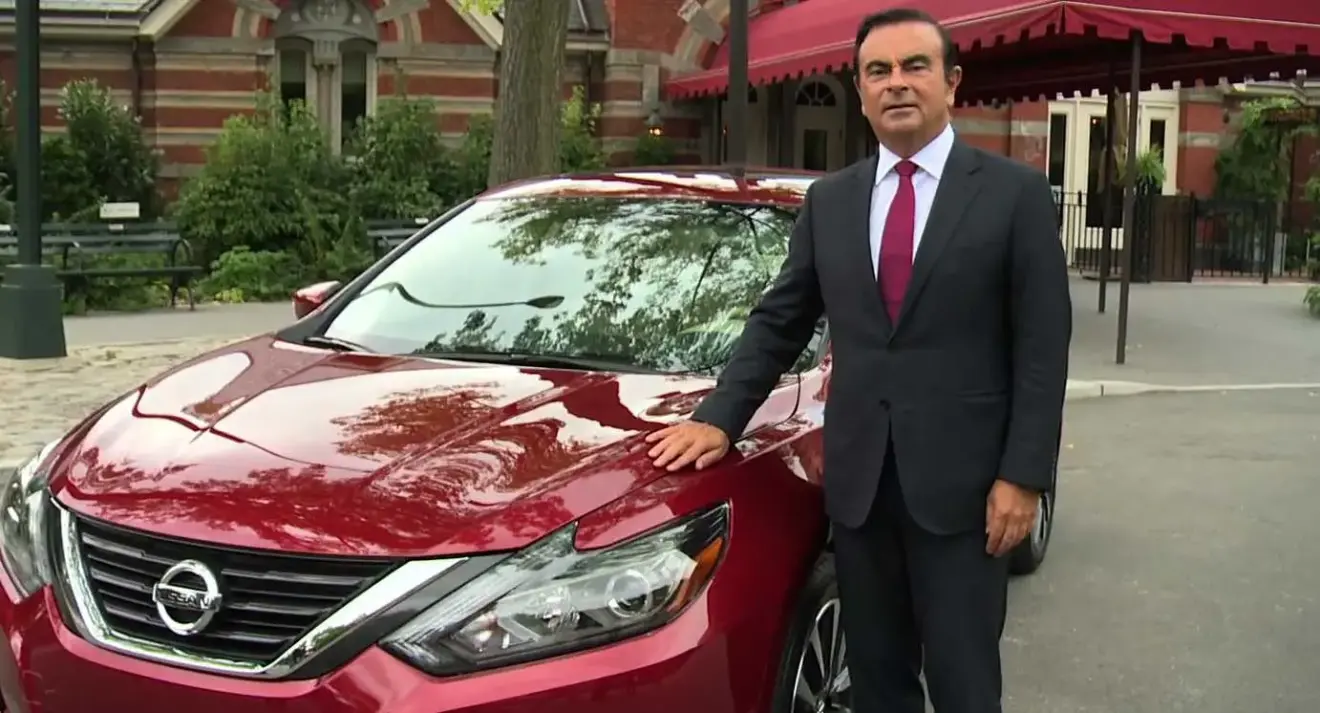 Carlos Ghosn ao lado do Nissan Altima
