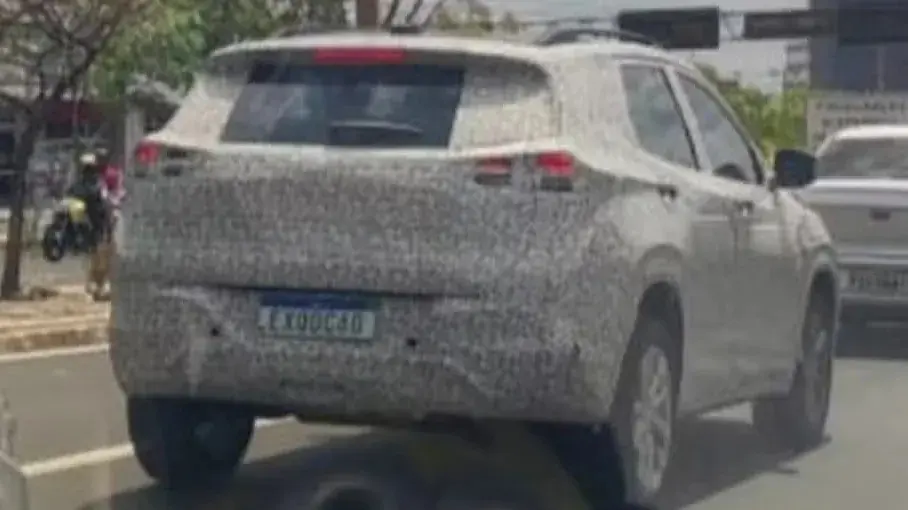 Imagem mostra Chevrolet Tracker reestilizado camuflado antes do lançamento