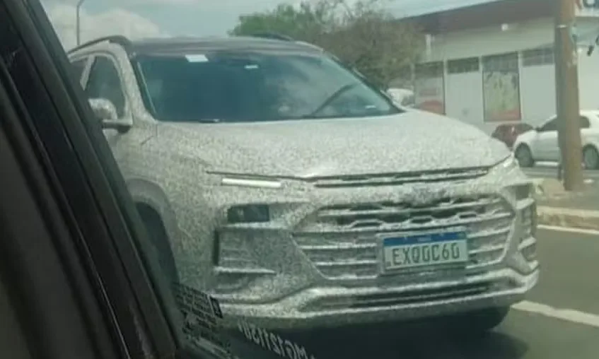 Imagem mostra Chevrolet Tracker reestilizado camuflado antes do lançamento