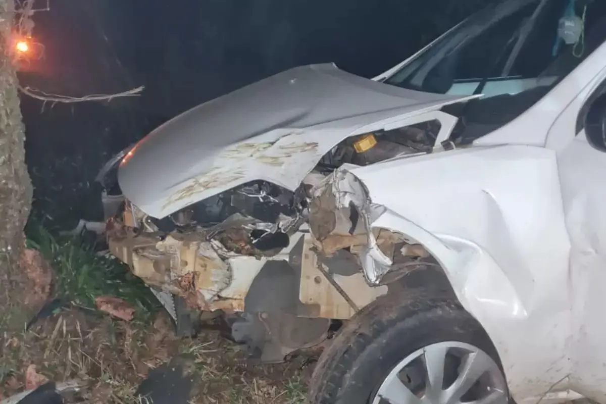 Ford Ka branco destruído após acidente na SC-154