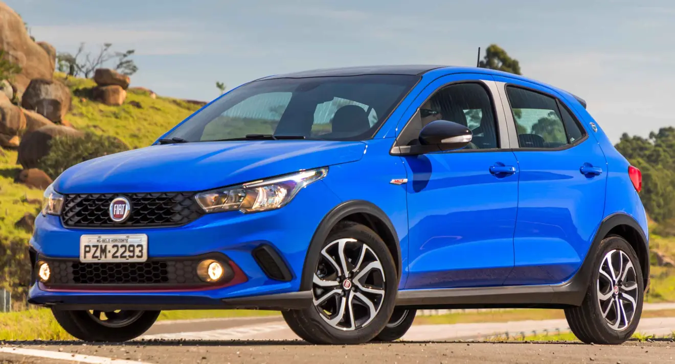 Fiat Argo HGT azul parado de frente