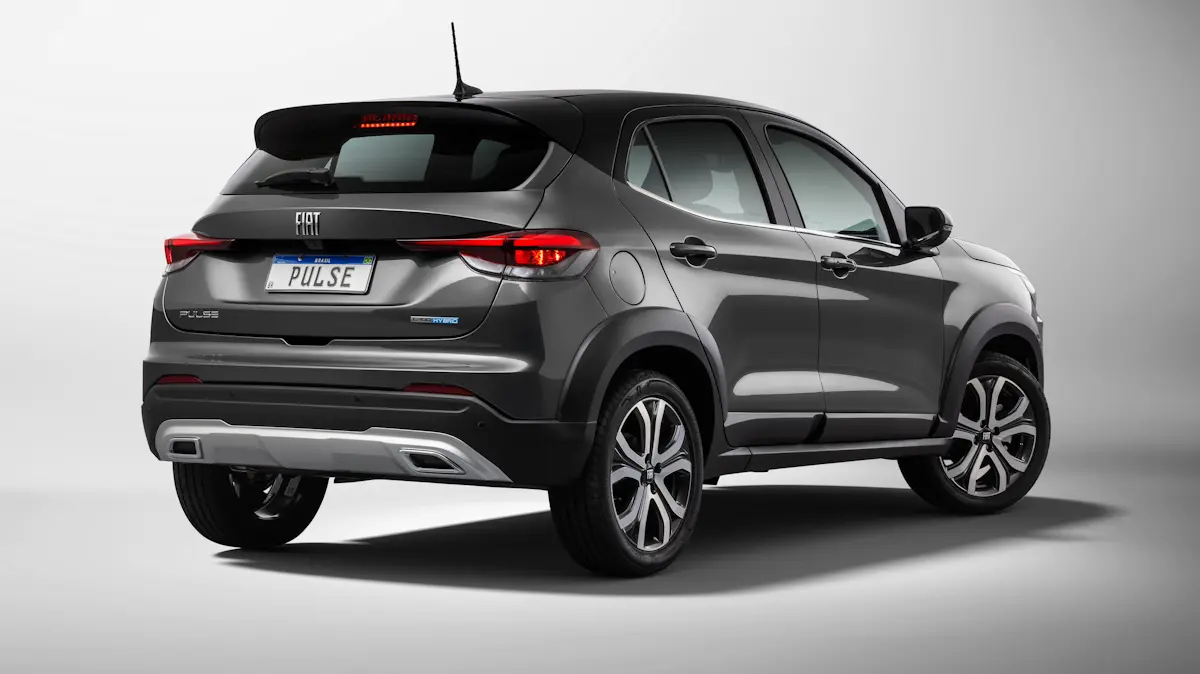 Fiat Pulse Impetus "Hybrid" cinza de traseira
