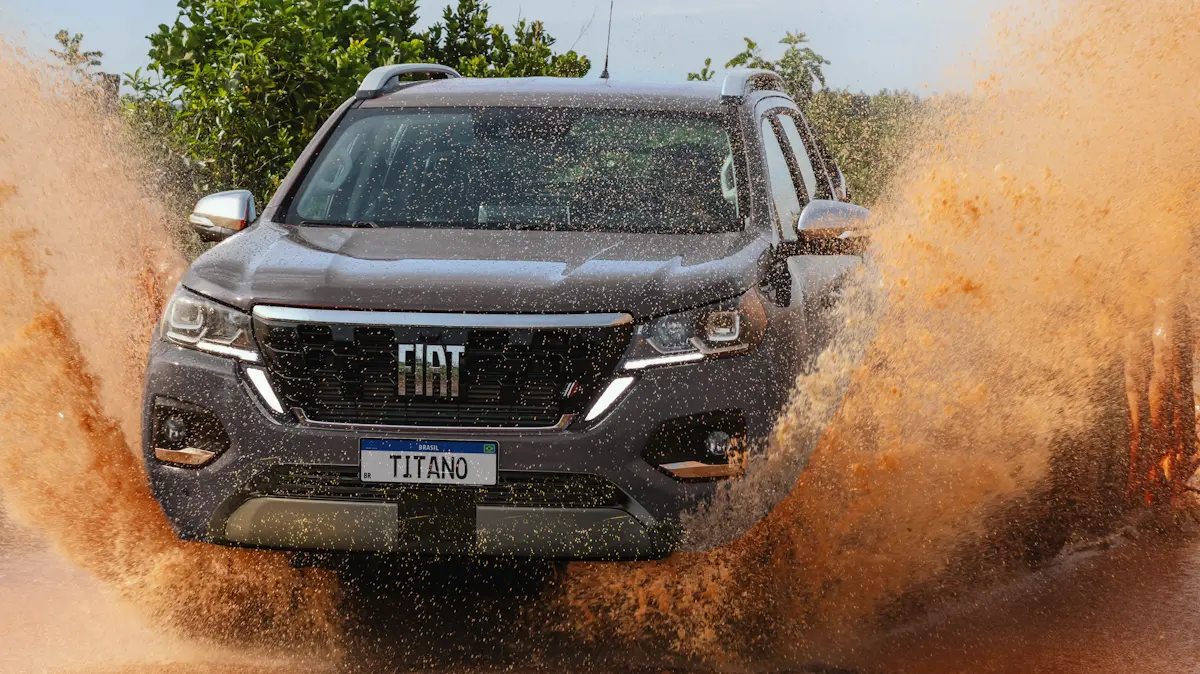 Fiat Titano Ranch 2026 cinza de frente na lama