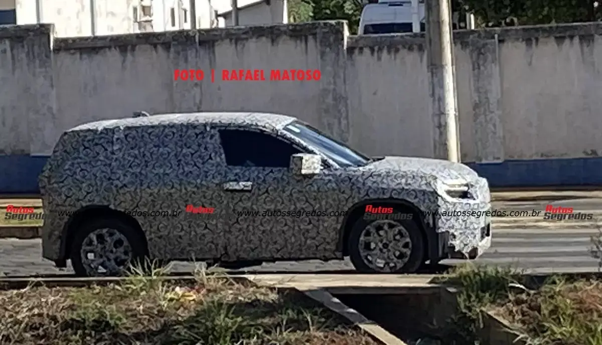 Protótipo camuflado do Jeep Avenger visto de lado