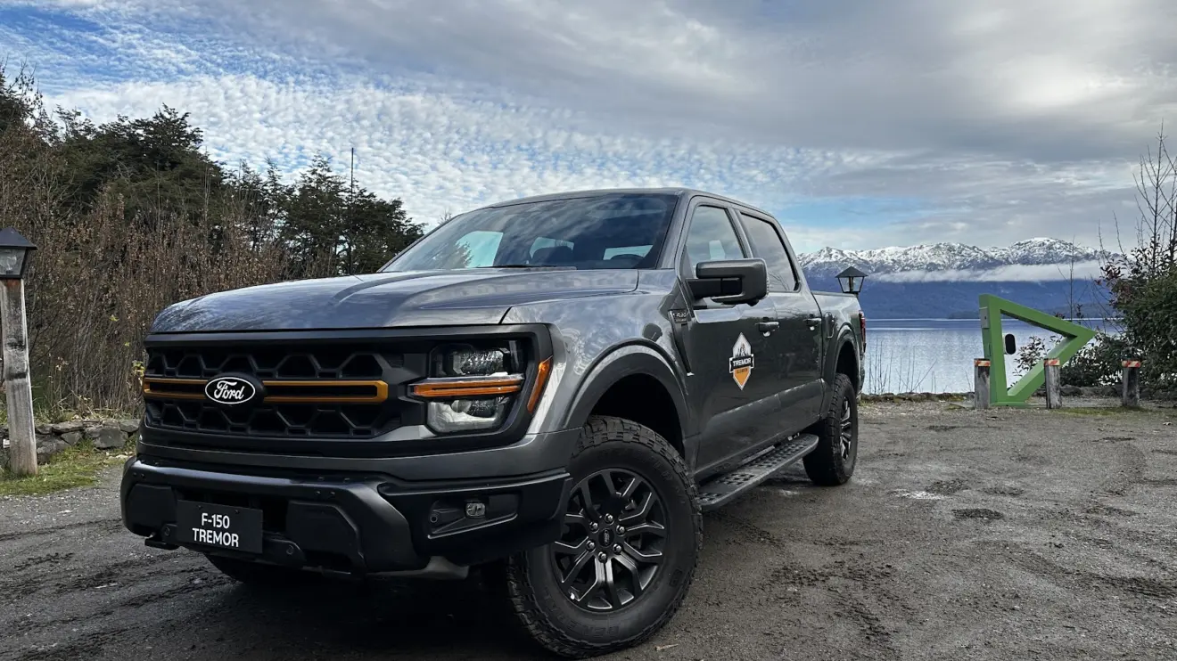 Ford F-150 Tremor cinza parada de frente