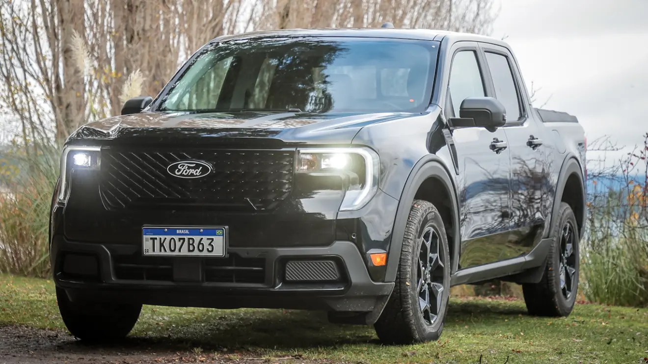 Ford Maverick Lariat Black preta parada de frente