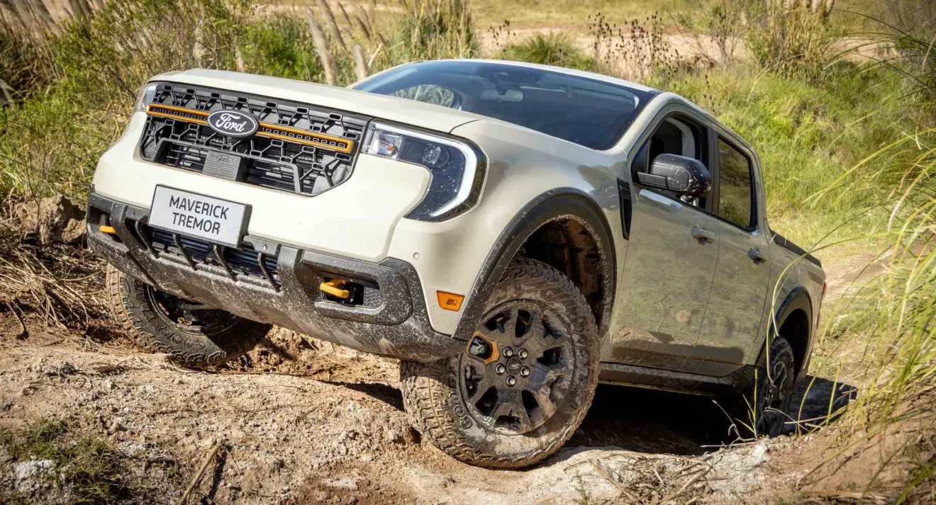 Ford Maverick Tremor cinza de frente subindo um morro