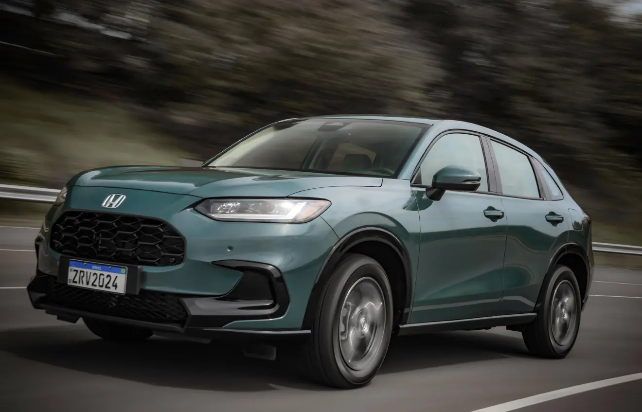 Honda ZR-V verde de frente andando na estrada