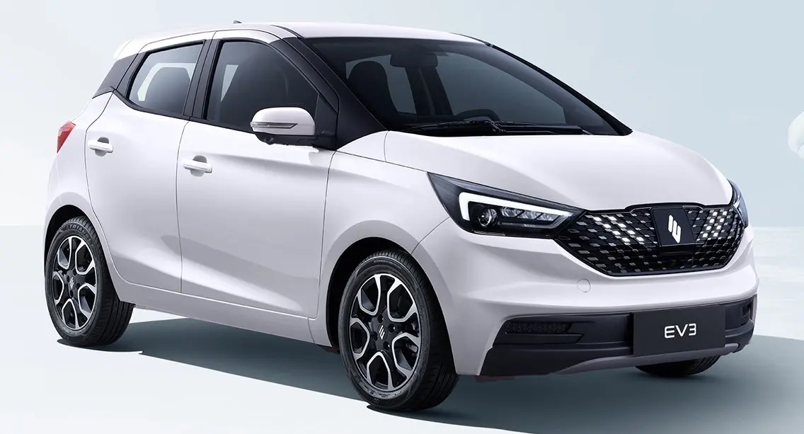 JMEV EV3 branco parado de frente com fundo neutro