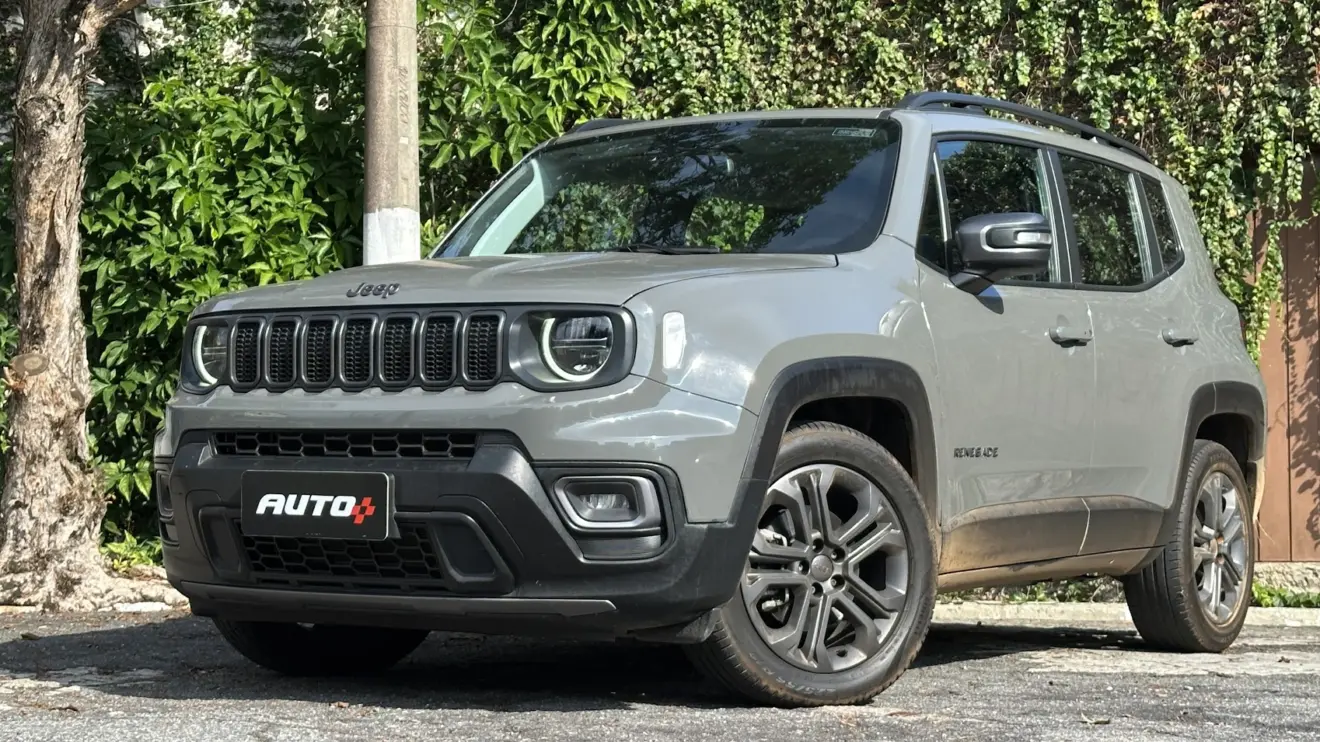 Jeep Renegade Longitude Night Eagle cinza parado de frente com muro e plantas ao fundo