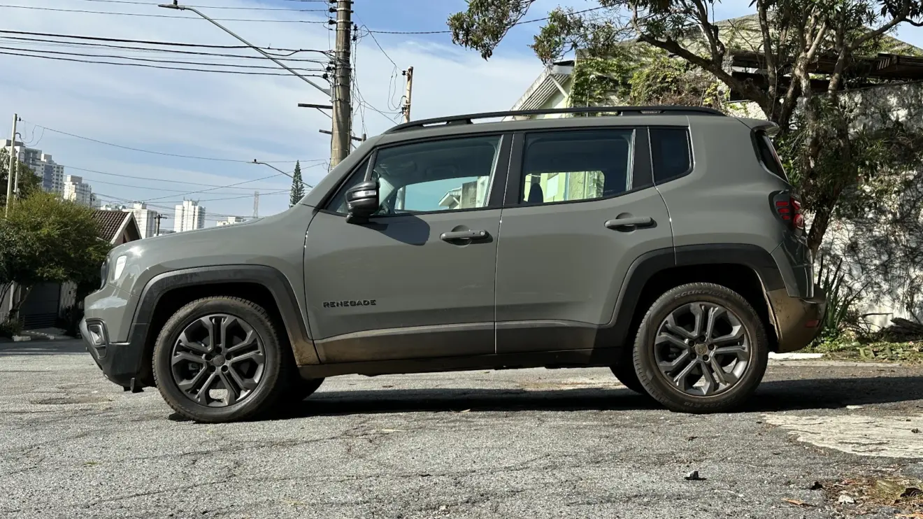 Jeep Renegade Longitude Night Eagle cinza parado de lateral