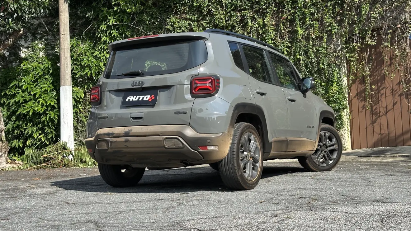 Jeep Renegade Longitude Night Eagle cinza de traseira
