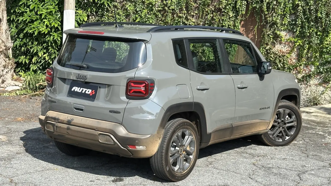 Jeep Renegade Longitude Night Eagle cinza de traseira