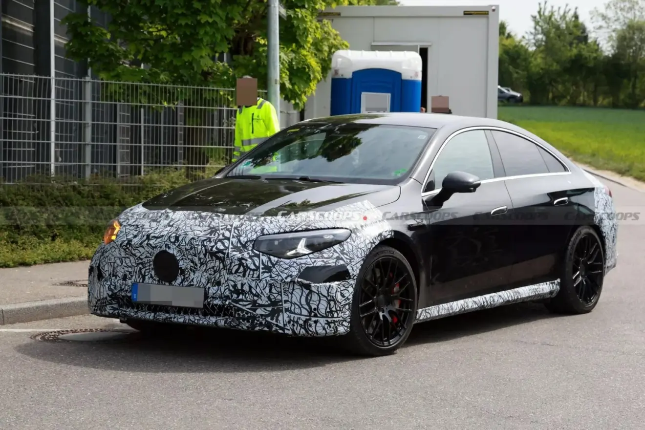 Mercedes-AMG CLA elétrico preto camuflado, visto de lado